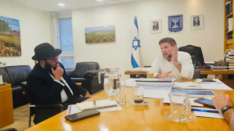 בפגישה עם שר האוצר