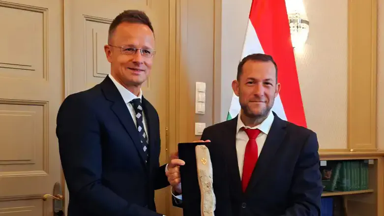 יוסי דגן עם שר החוץ ההונגרי