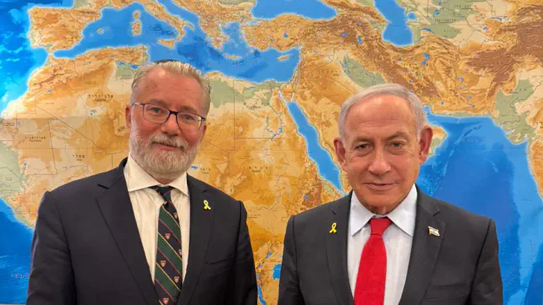 Kálmán Szalai (L) and Benjamin Netanyahu (R)