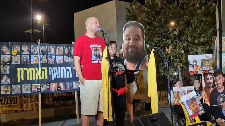 Iair Horn bursts into tears at Carmei Gat event