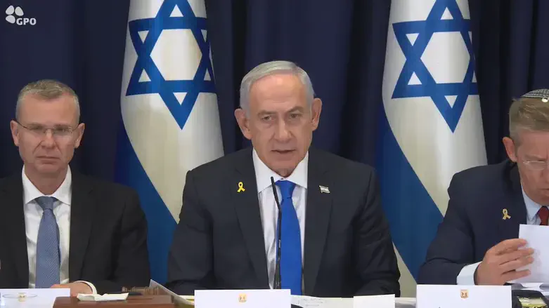 Netanyahu at Cabinet meeting