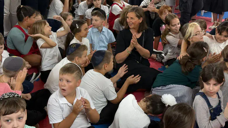 חברת הפרלמנט הגרמני עם הילדים במקלט