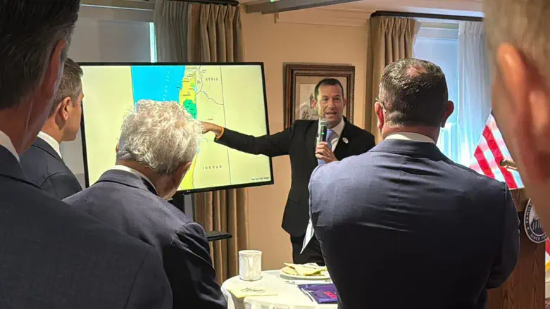 דגן מציג את המפות