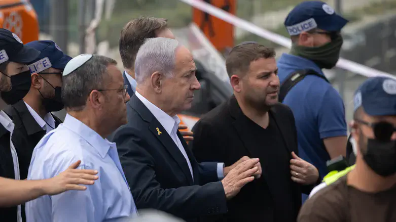 Netanyahu at the attack scene at the Ramot junction