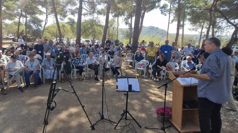 מיטשניק בפני באי הכנס