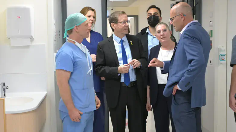 Ицхак Герцог в иерусалимской больнице «Шаарей Цедек»