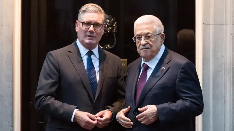 Keir Starmer and Mahmoud Abbas
