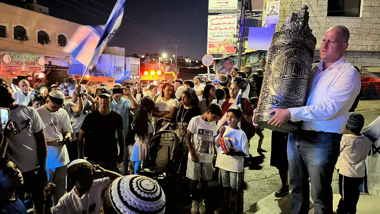 הכנסת ספר תורה בכפר