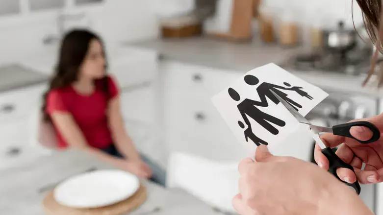 כך מחלקים הוצאות בין הורים גרושים