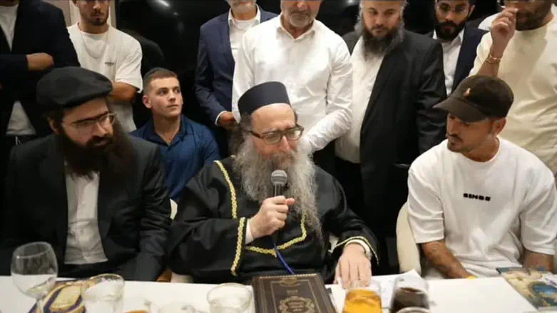 Rabbi Pinto with the injured soldiers