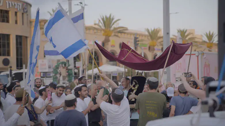 הכנסת ספר התורה