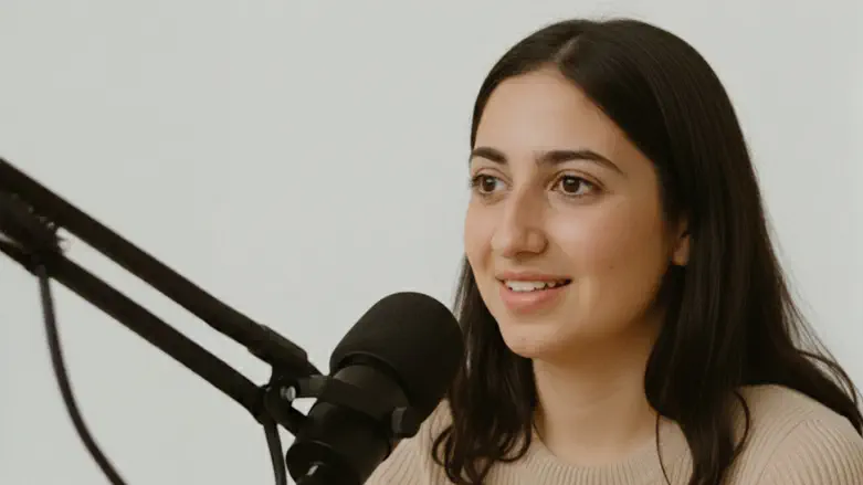 מתראיינת לפודקאסט
