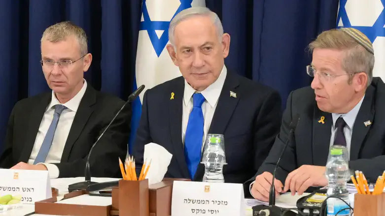 Netanyahu at Cabinet meeting