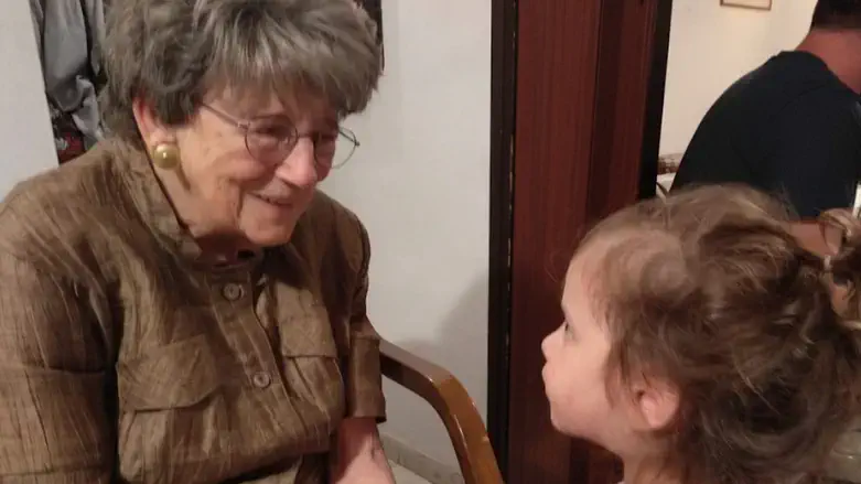 הרבנית עמיטל עם הנינים