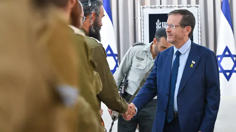 President Herzog with soldiers of the Hashmonaim Brigade