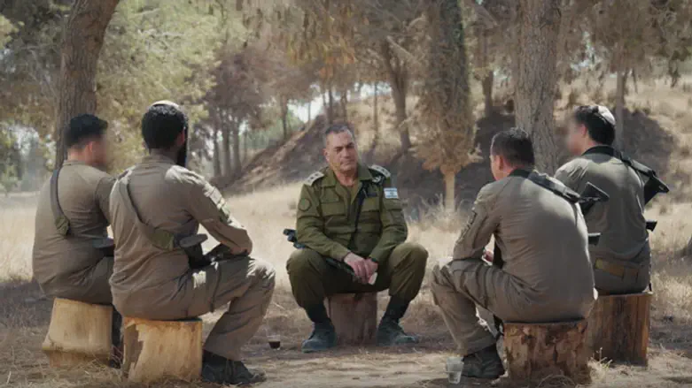 Zamir meeting with the soldiers