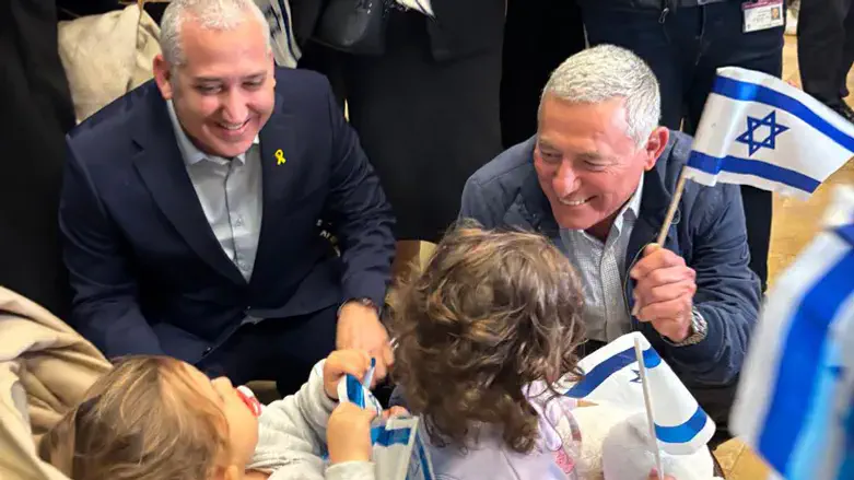 Doron Almog and Yehuda Setton greet Olim at Ben Gurion Airport.