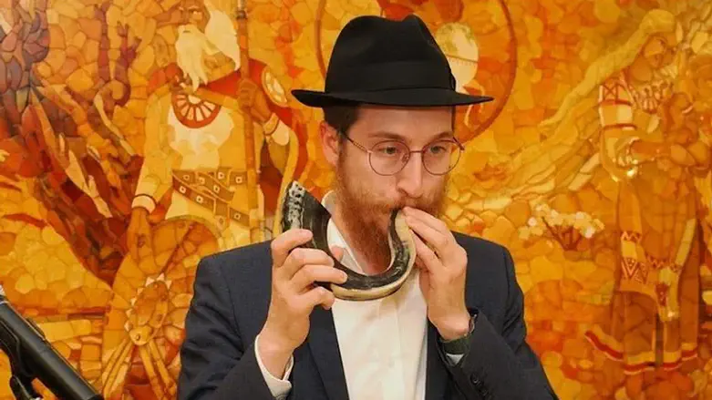 הרב דייטש תוקע בשופר במוזיאון