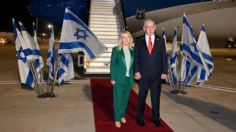 Netanyahu and his wife before takeoff