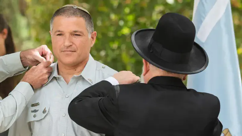 הרב יוסף זיני מעניק לבנו את הדרגות