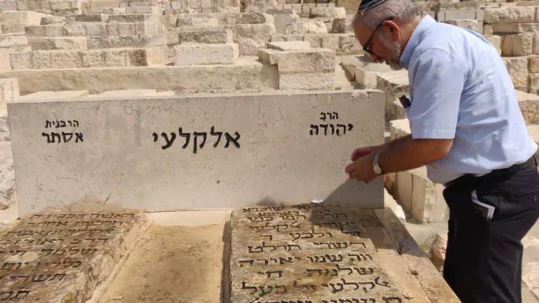 בקברו של הרב. פרופ' קראוס, יוזם האירוע