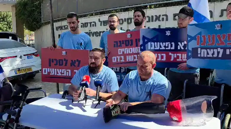 כפיר זר במסיבת העיתונאים