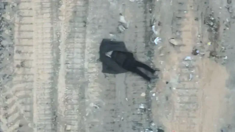 המחבל מתחבא מתחת לשמיכה