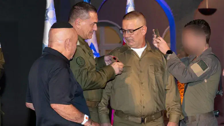 לוי יטח מקבל את הדרגות מהרמטכ"ל ובנו רותם