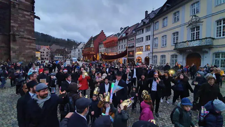 הכנסת ספר תורה בעיר פרייבורג, גרמניה