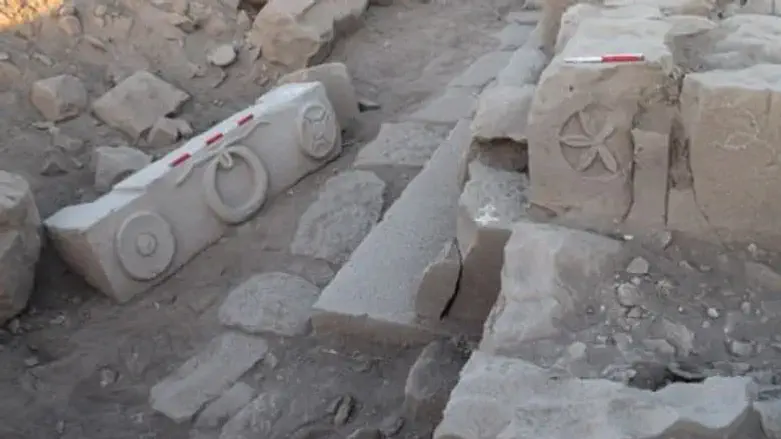 פריטים שהתגלו מתוך בית הכנסת העתיק