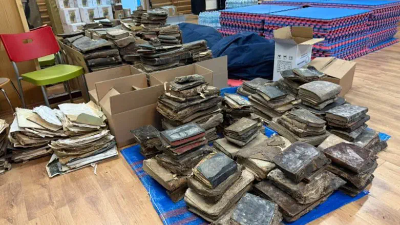 הספרים שהתגלו במרתף של מבנה יהודי בוורשה