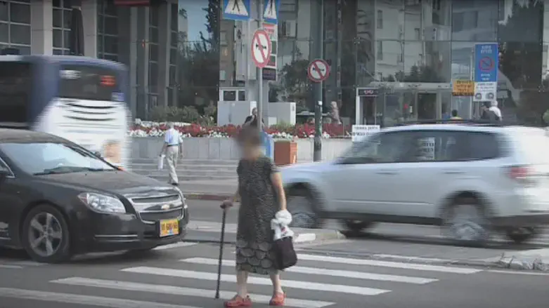 קשישה חוצה כביש, אילוסטרציה