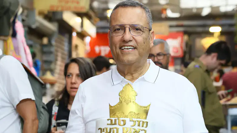 משה ליאון עם העוגה