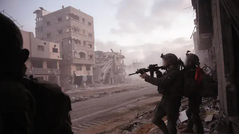 فريق مصري يدخل غزة للمساعدة في البحث عن القتلى