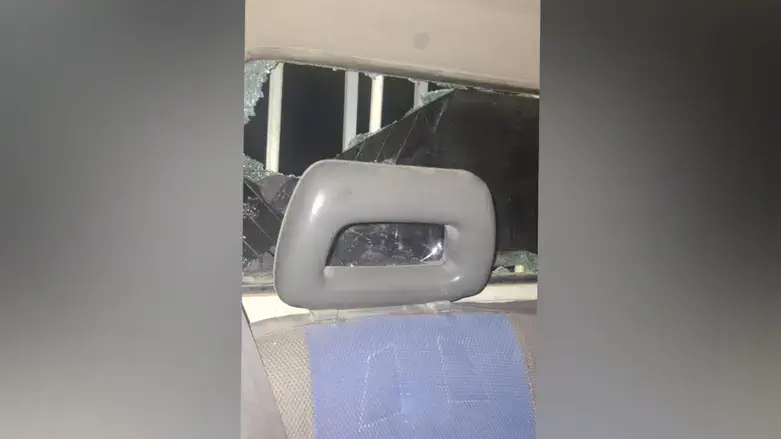 Машина семьи после засады арабов-камнеметателей