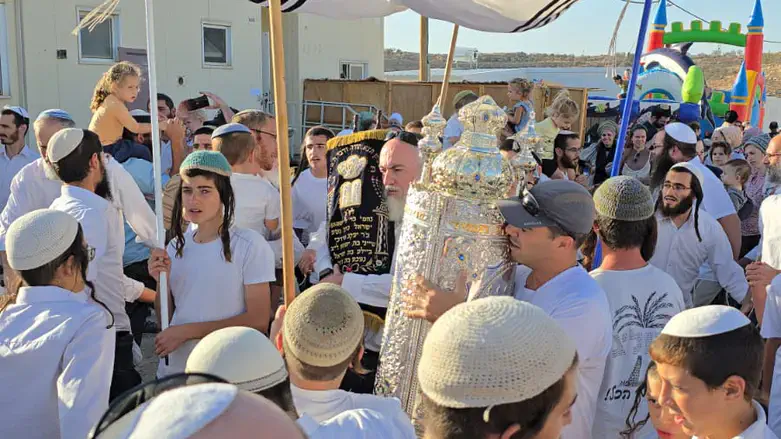 הכנסת ספר תורה במהלך חנוכת השכונה