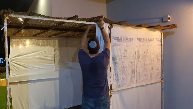 מתן כהנא בונה סוכה