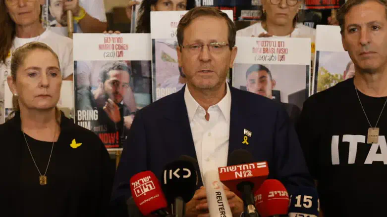 Ицхак Герцог на площади Хатуфим