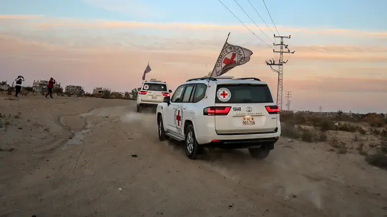Автомобиль «Красного Креста» с освобожденными заложниками