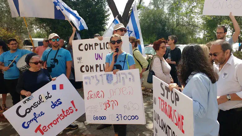 Protesters outside French consulate in Jerusalem