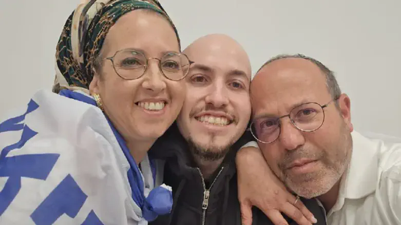 Eitan Mor with his parents