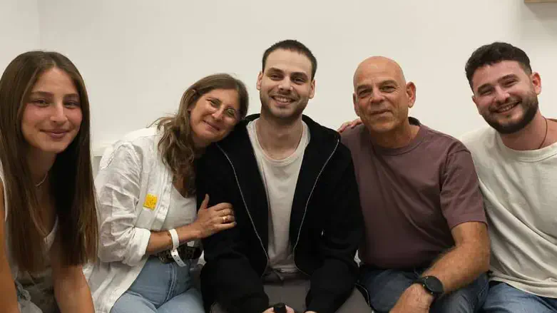 Алон Охель с семьей