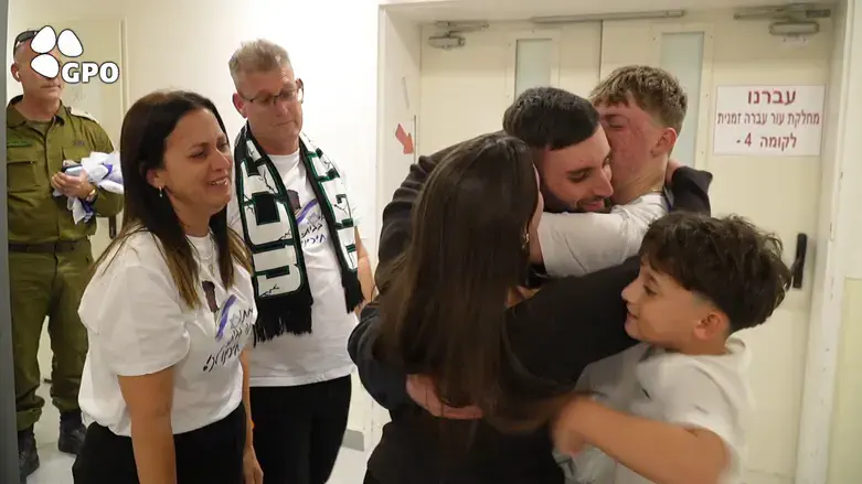 מתן אנגרסט במפגש עם בני משפחתו