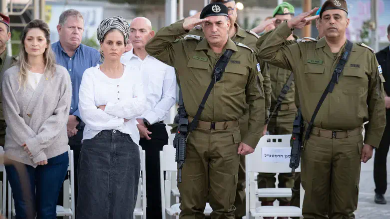 Вдова Йонатана Штейнберга рядом с начальником Генштаба Эялем Замиром