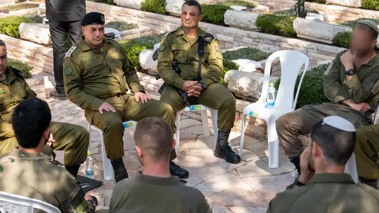 Chief of Staffmeets soldiers