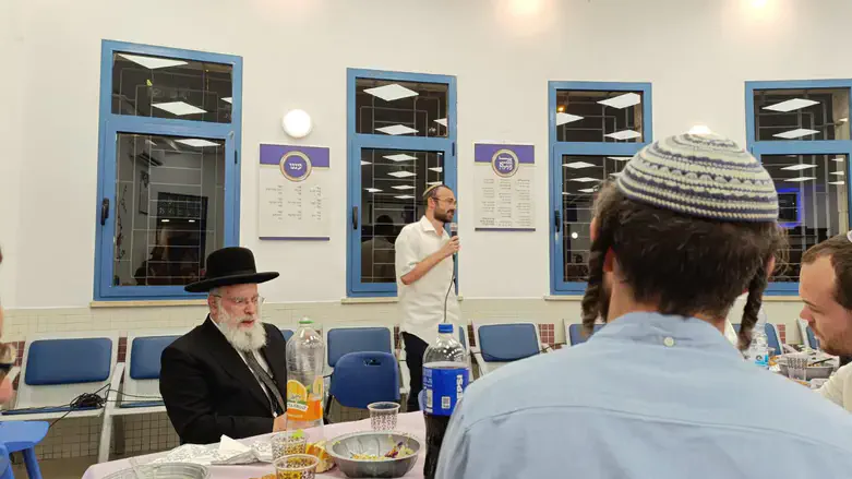 גלינסקי נושא דברים במסיבת ההודיה