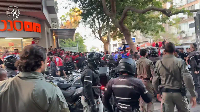 Столкновение с полицией. Иллюстрация