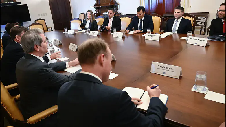 Бецалель Смотрич во время встречи со Скоттом Бессантом