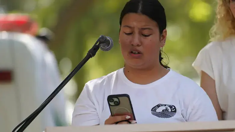 הבת סופדת בהלוויה