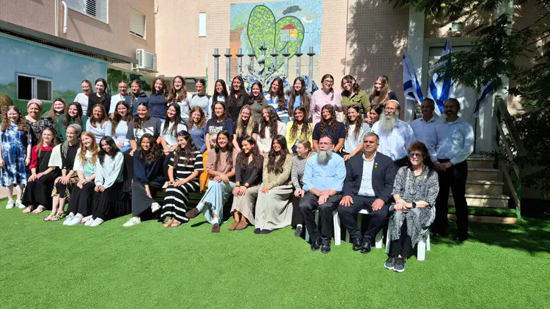 Minister Sofer Meets International Volunteers